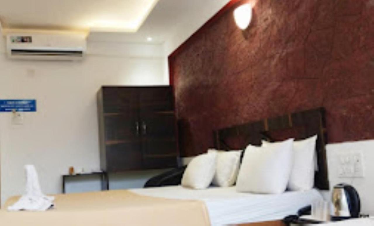 Blue Sea Beach Resort Mālvan 外观 照片